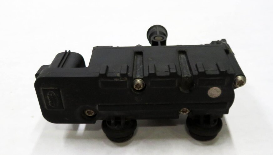 Thumbnail 2: 2006 RANGE ROVER (L322) - AIR SUPPLY SUSPENSION PRESSURE RELIEF VALVE BLOCK