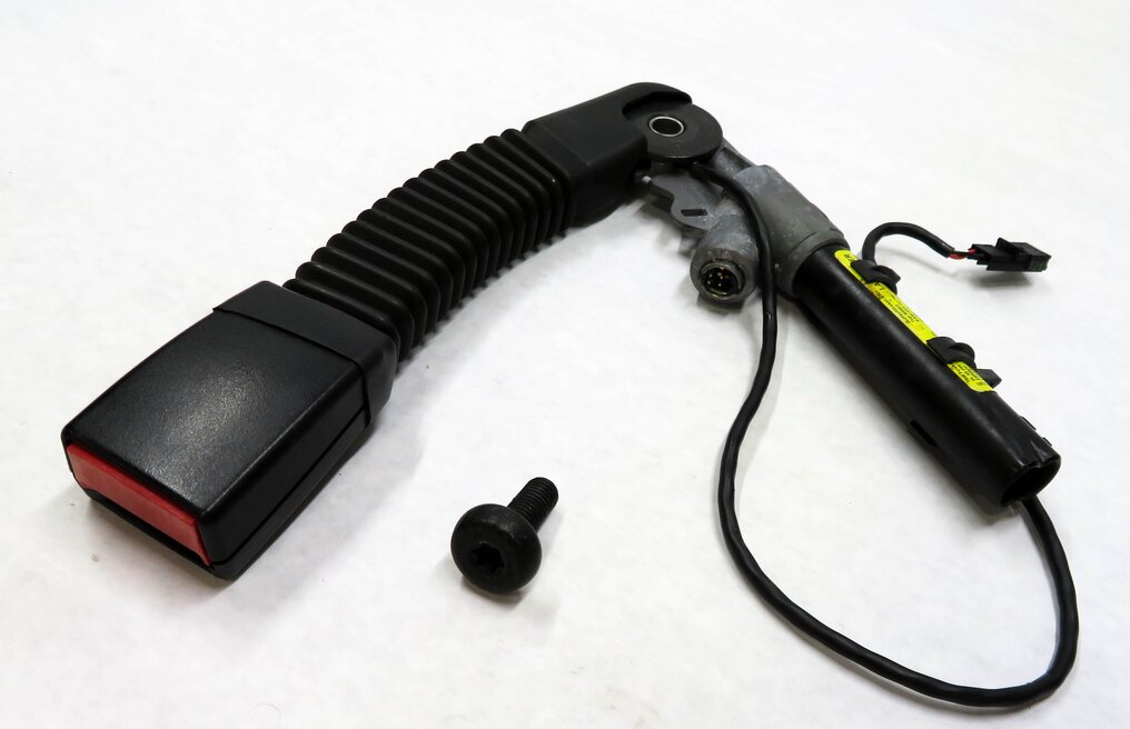 2003-2006 RANGE ROVER (L322) - RIGHT FRONT PASSENGER SEATBELT RECEIVER (BLACK)