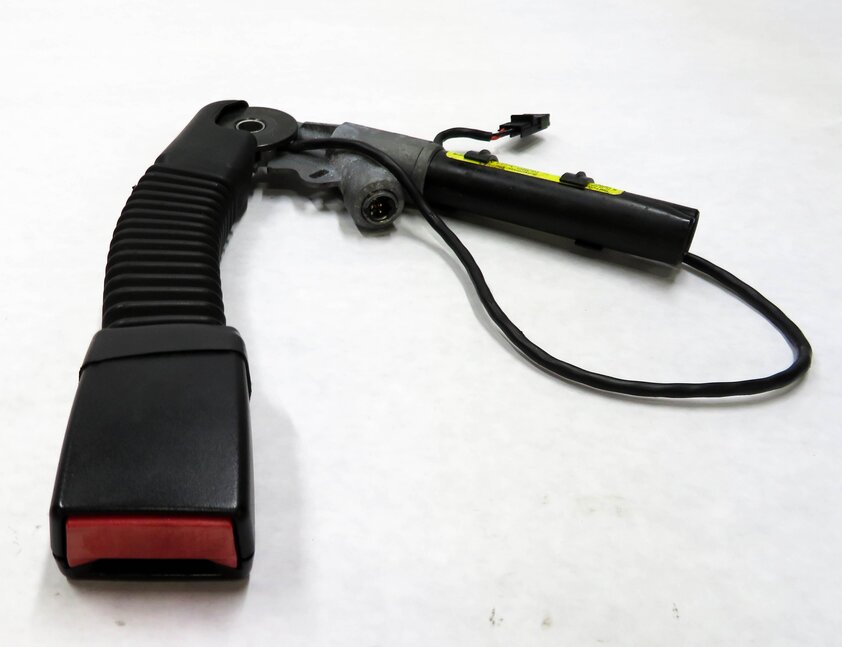 Thumbnail 2: 2003-2006 RANGE ROVER (L322) - RIGHT FRONT PASSENGER SEATBELT RECEIVER (BLACK)