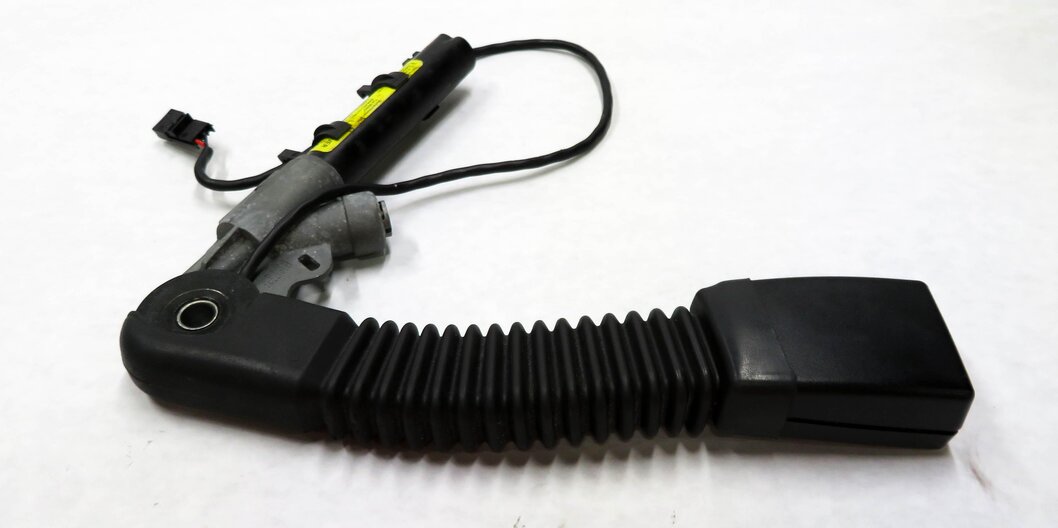 Thumbnail 3: 2003-2006 RANGE ROVER (L322) - RIGHT FRONT PASSENGER SEATBELT RECEIVER (BLACK)