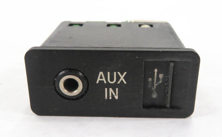 Thumbnail 2: 2007 BMW X5 (E70) 4.8L V8 ENGINE AUX AUXILIARY AUDIO IN INPUT JACK / USB