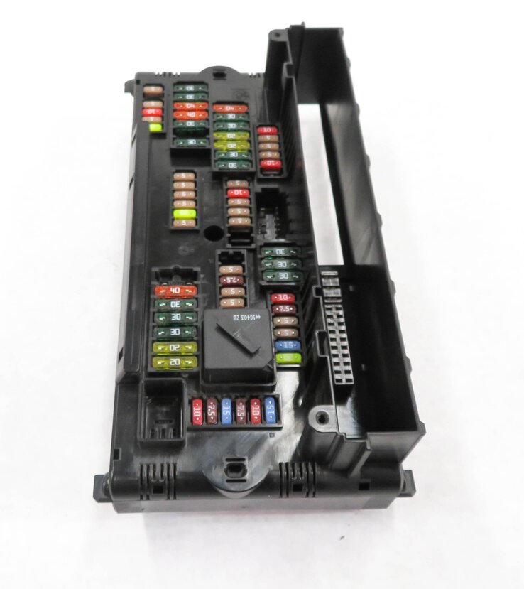Thumbnail 3: 2011 BMW 550iGT (F07) FRONT POWER DISTRIBUTION FUSE BOX RELAY BCM MODULE CRADLE
