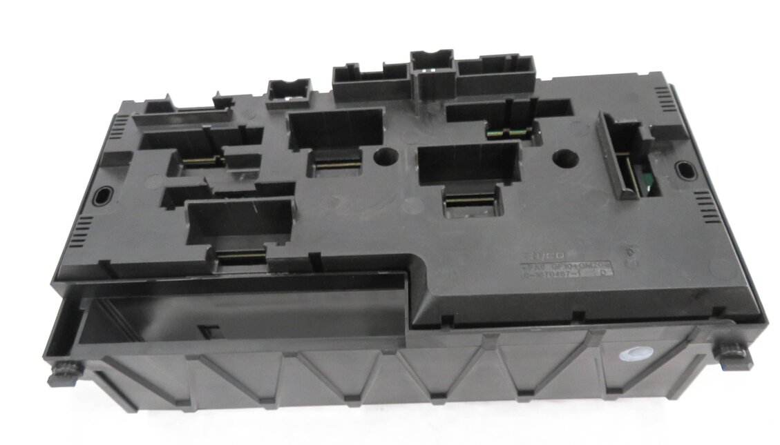 Thumbnail 5: 2011 BMW 550iGT (F07) FRONT POWER DISTRIBUTION FUSE BOX RELAY BCM MODULE CRADLE