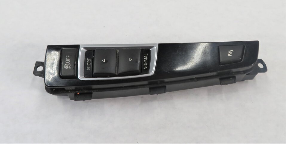 Thumbnail 4: 2011 BMW 550iGT (F07) FRONT CONSOLE PDC SPORT MODE TRACTION CONTROL SWITCH PANEL