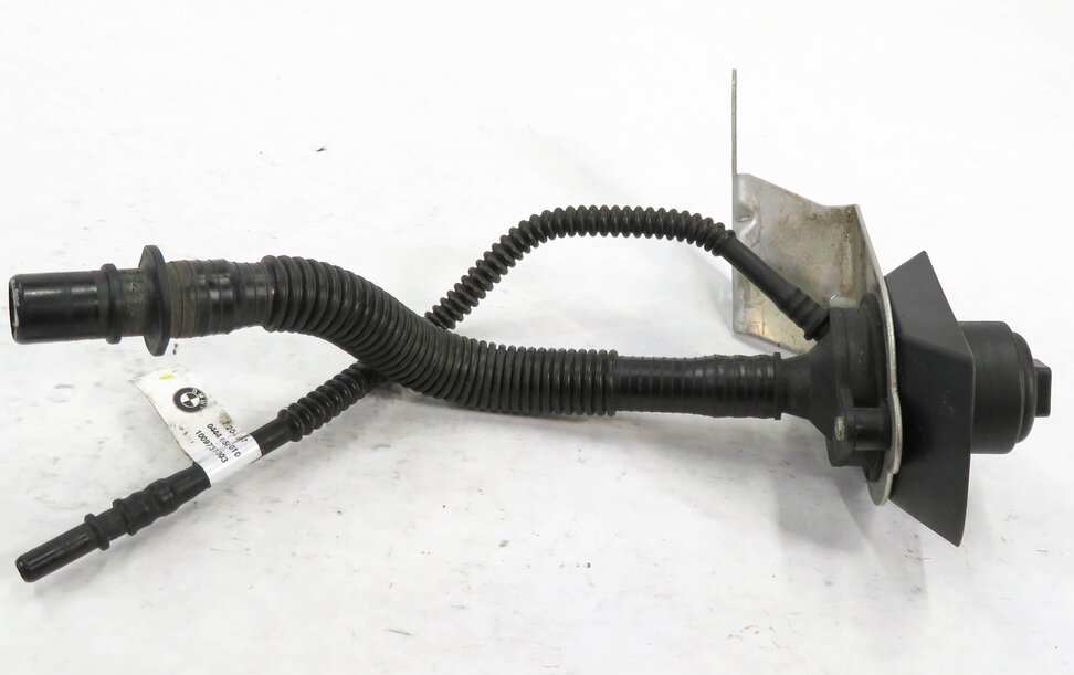 Thumbnail 3: 2011 BMW X5 (E70) 3.0L M57Y TWIN TURBO DIESEL ENGINE DEF TANK FILLER PIPE TUBE