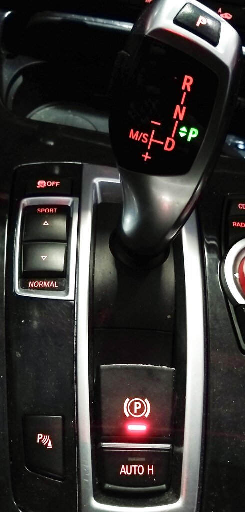 Thumbnail 2: 2011 BMW 535iGT (F07) SHIFTER CONSOLE PARK DISTANCE SENSOR TRACTION SWITCH PANEL