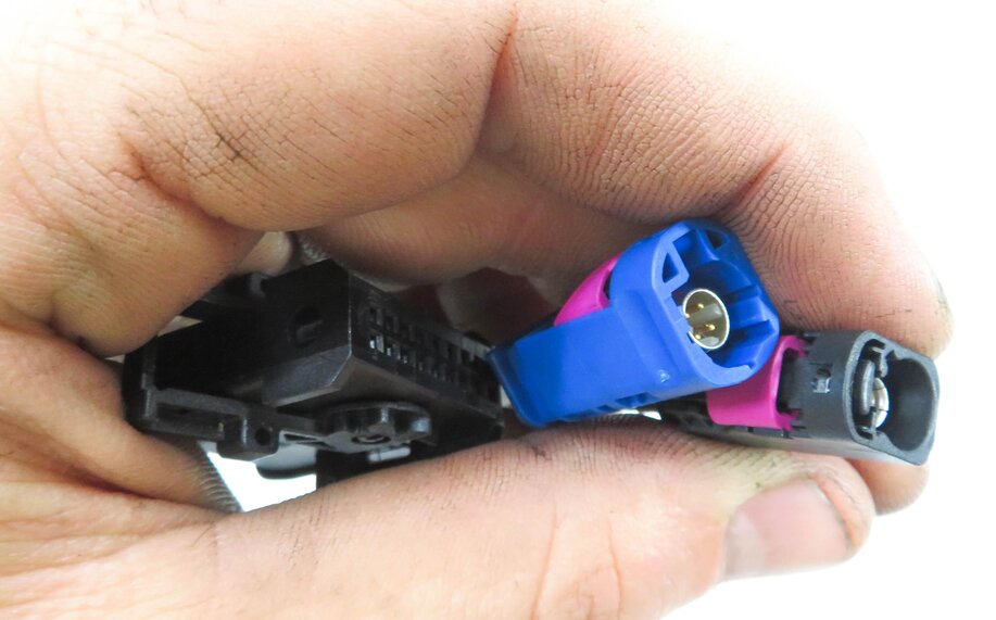 Thumbnail 5: 2009 BMW 750i (F01) FRONT CENTER CONSOLE CELL PHONE SNAP IN CRADLE
