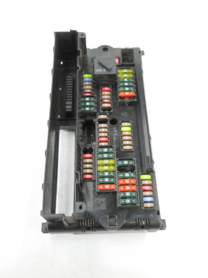 Thumbnail 3: 2012 BMW 528i (F10) FRONT POWER DISTRIBUTION RELAY JUNCTION FUSE BOX