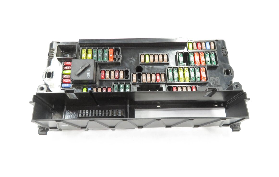 Thumbnail 4: 2012 BMW 528i (F10) FRONT POWER DISTRIBUTION RELAY JUNCTION FUSE BOX