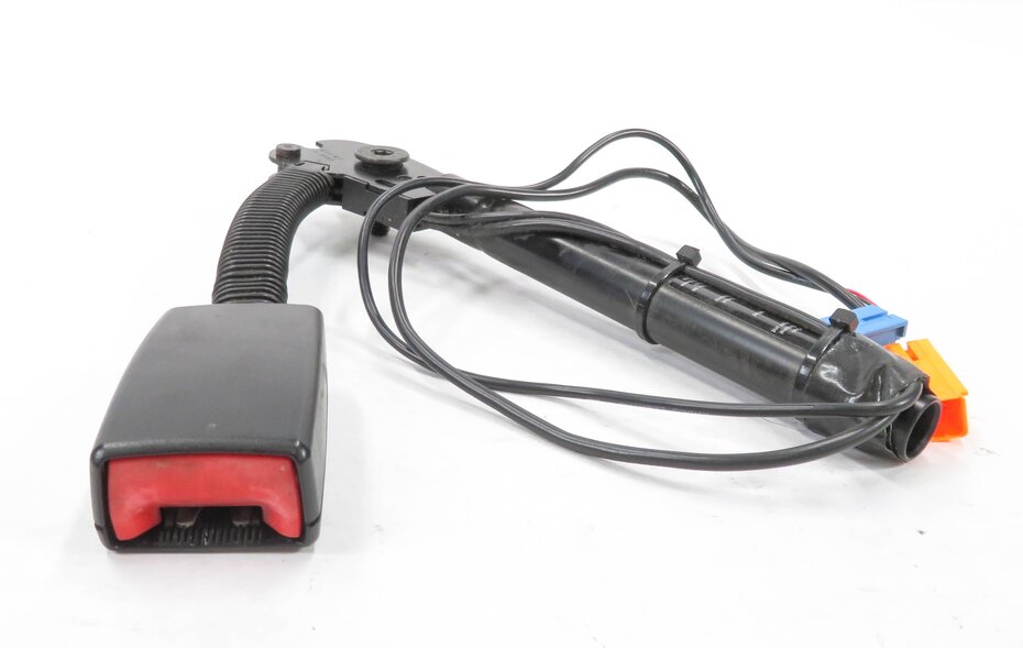 Thumbnail 2: 2005-2006 RANGE ROVER SPORT (L320) / LR3 RIGHT FRONT SEATBELT RECEIVER (BLACK)