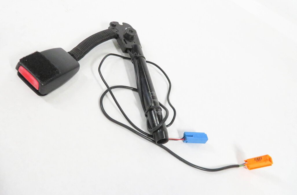 2005-2006 RANGE ROVER SPORT (L320) / LR3 RIGHT FRONT SEATBELT RECEIVER (BLACK)