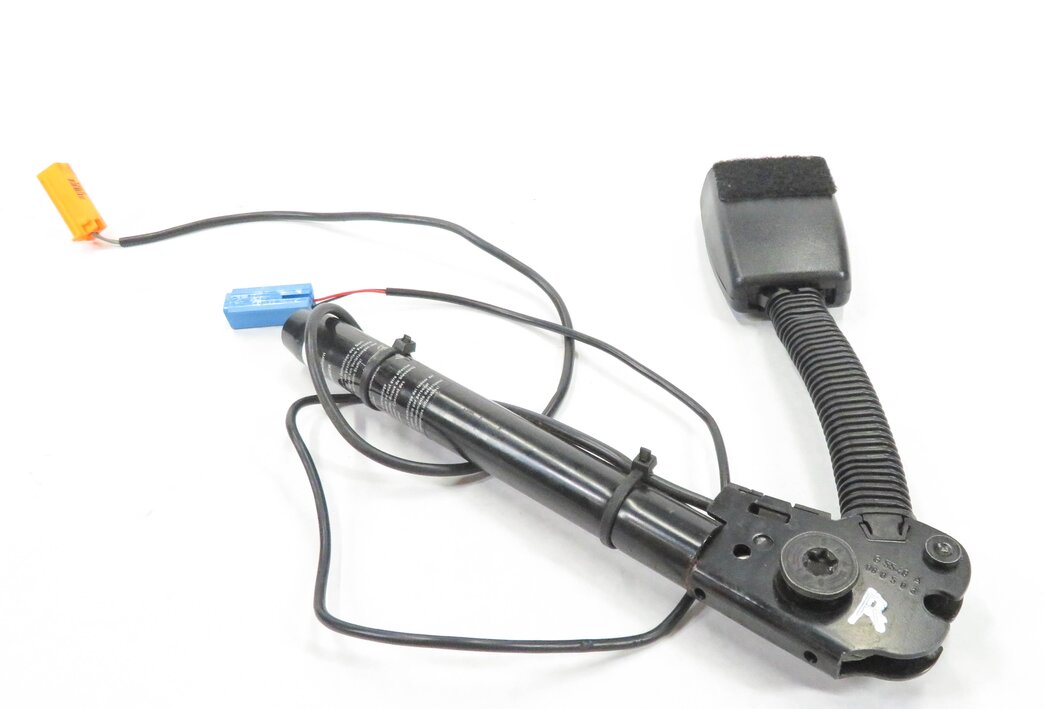 Thumbnail 4: 2005-2006 RANGE ROVER SPORT (L320) / LR3 RIGHT FRONT SEATBELT RECEIVER (BLACK)