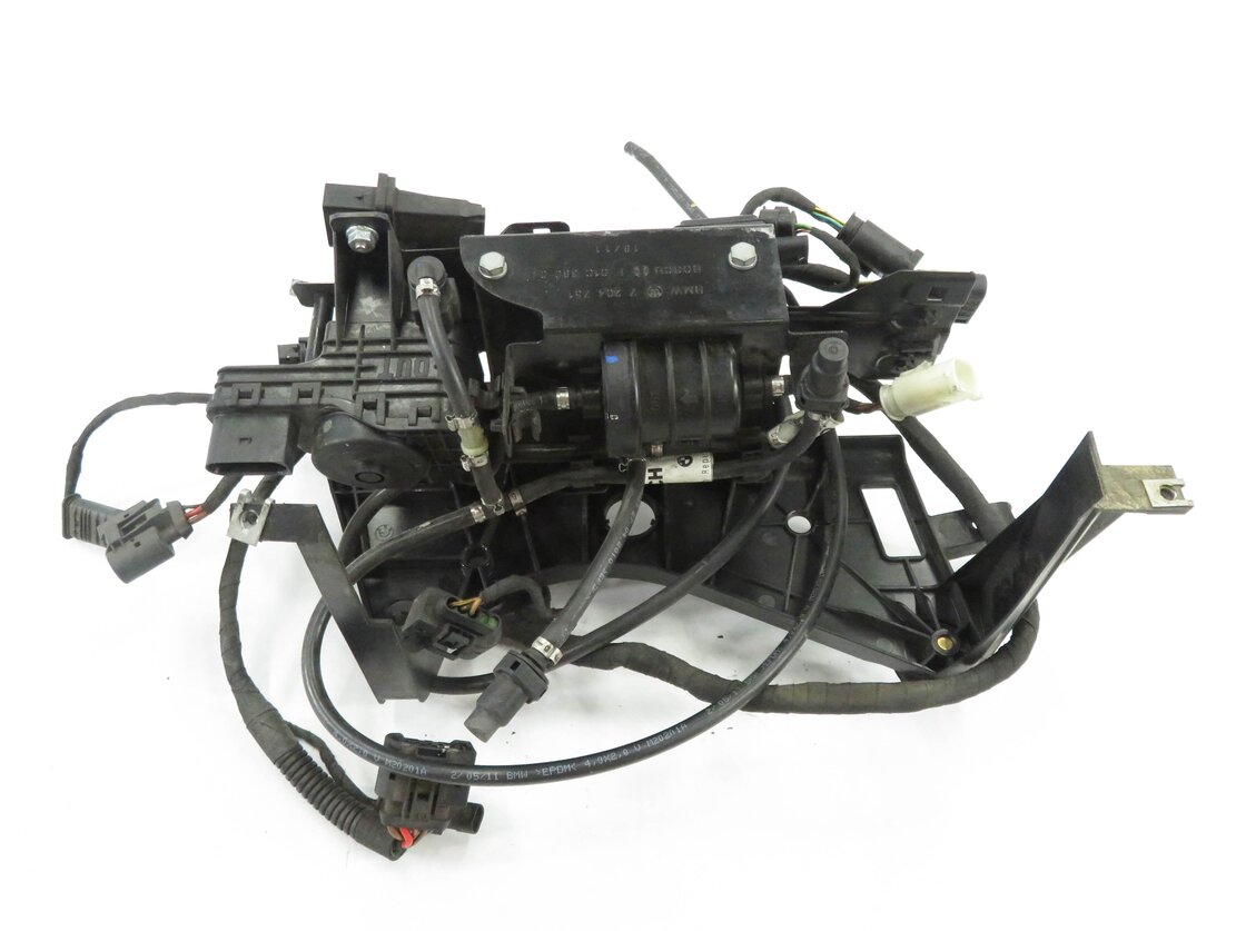 Thumbnail 2: 2011 BMW 335D (E90) 3.0L M57Y DIESEL FUEL FLUID TRANSFER PUMP w/ BRACKET