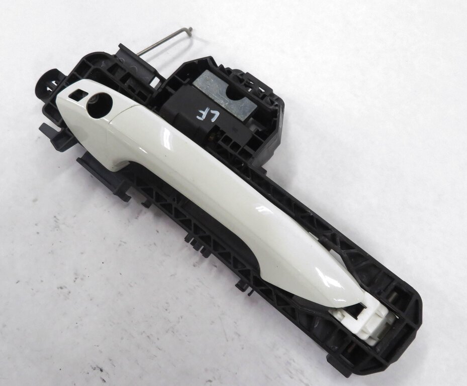 08-17 MB C230 C250 C300 C63 E350 E400 E550 GLK350 LEFT FRONT DOOR HANDLE (WHITE)