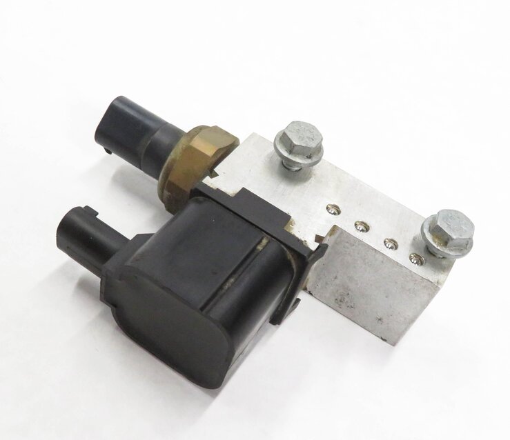 2006 MERCEDES BENZ CLS55 AMG (W219) AIR SUSPENSION PRESSURE RELIEF VALVE BLOCK