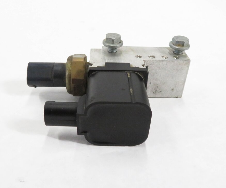 Thumbnail 2: 2006 MERCEDES BENZ CLS55 AMG (W219) AIR SUSPENSION PRESSURE RELIEF VALVE BLOCK