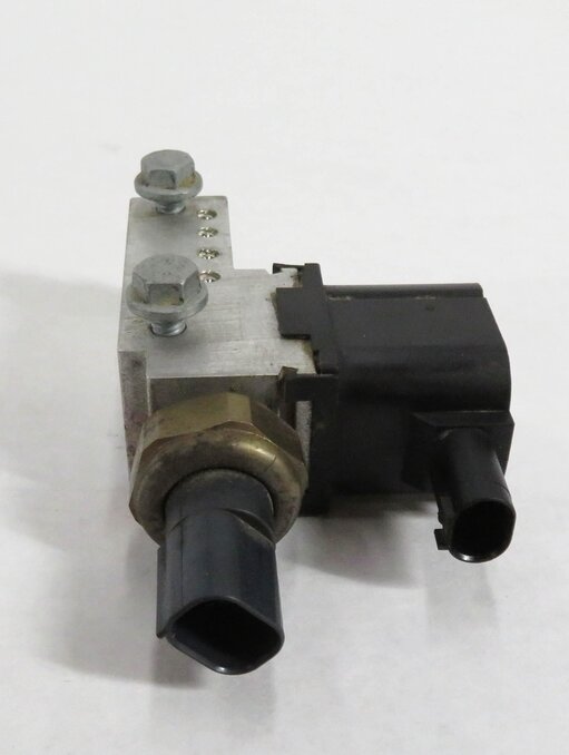 Thumbnail 3: 2006 MERCEDES BENZ CLS55 AMG (W219) AIR SUSPENSION PRESSURE RELIEF VALVE BLOCK
