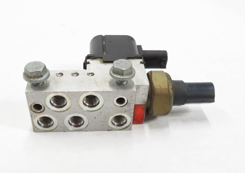 Thumbnail 4: 2006 MERCEDES BENZ CLS55 AMG (W219) AIR SUSPENSION PRESSURE RELIEF VALVE BLOCK