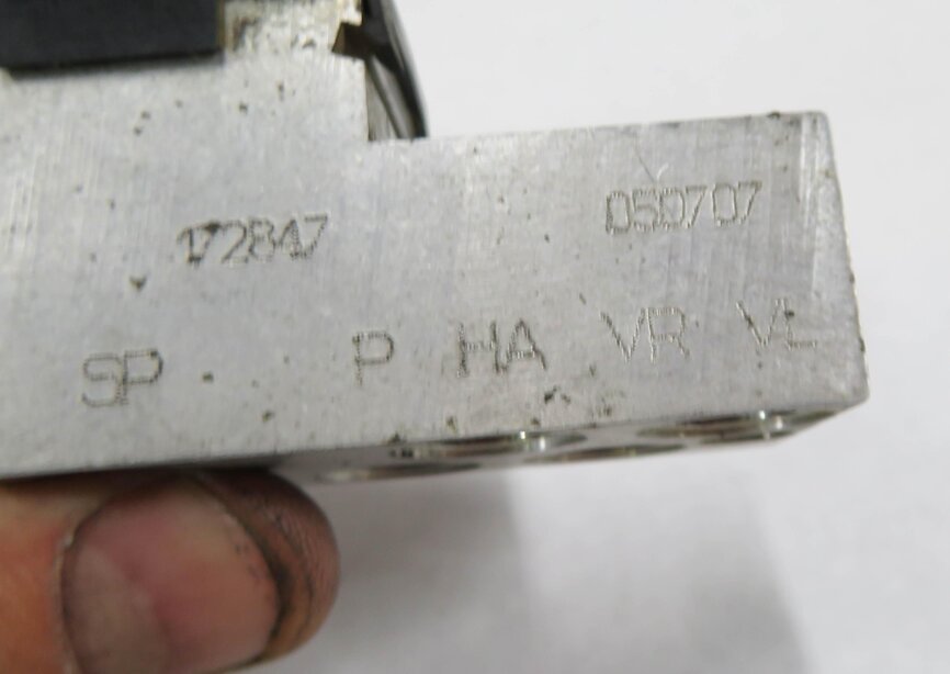 Thumbnail 6: 2006 MERCEDES BENZ CLS55 AMG (W219) AIR SUSPENSION PRESSURE RELIEF VALVE BLOCK