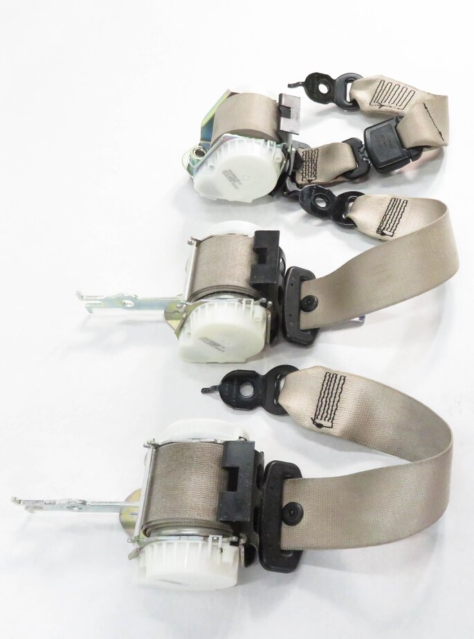 Thumbnail 4: 2012 BMW 528i (F10) REAR (LEFT / CENTER / RIGHT) SEATBELT RETRACTOR SET (BLACK)