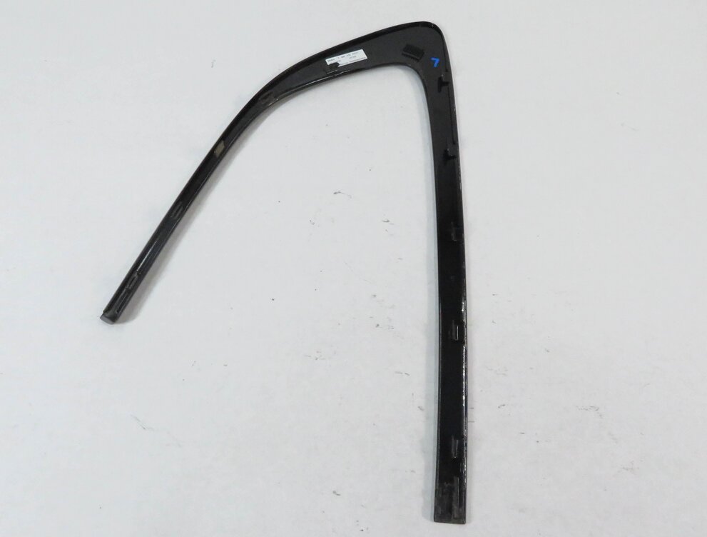 Thumbnail 5: 2011 BMW 550iGT (F07) LEFT DRIVER SIDE REAR QUARTER WINDOW TRIM