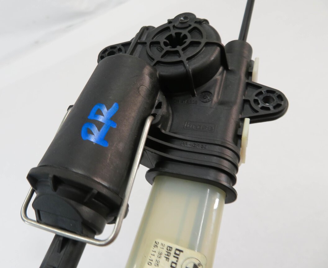 Thumbnail 6: 10-17 BMW 535iGT 550iGT (F07) RIGHT REAR DOOR WINDOW SHADE REGULATOR w/ MOTOR