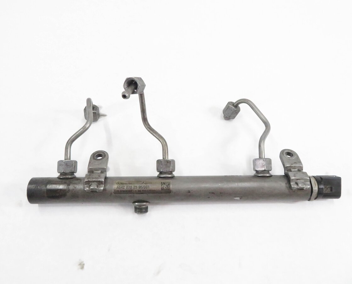 Thumbnail 2: 2012 MERCEDES GL350 (X164) 3.0L OM642 DIESEL ENGINE RIGHT INJECTION FUEL RAIL