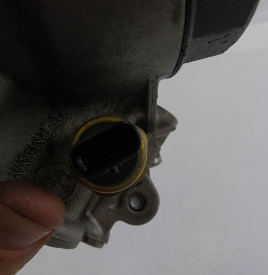Thumbnail 8: 2013 BMW ACTIVEHYBRID 5 - 3.0L N55 TURBO ENGINE MOTOR FLUID OIL FILTER HOUSING