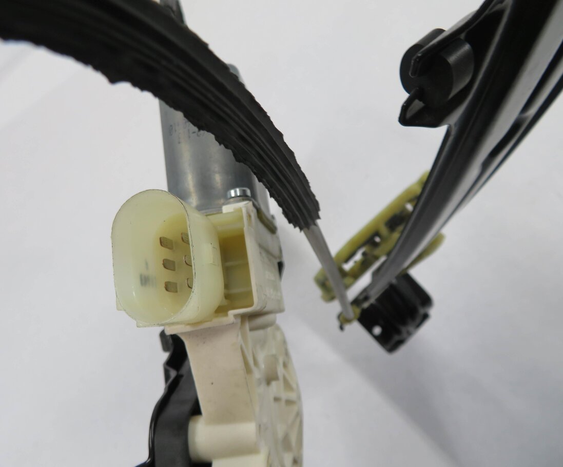 Thumbnail 7: 11-16 BMW 528i 535i 550i M5 (F10) LEFT FRONT DRIVER WINDOW REGULATOR w/ MOTOR