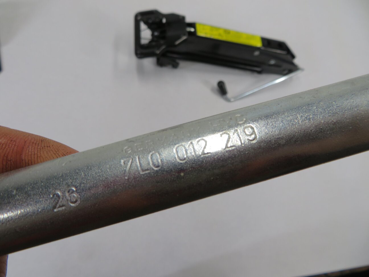 Thumbnail 12: 2013 AUDI Q7 (4L) SPARE TIRE CAR LIFT JACK LUG WRENCH TOW HOOK TOOK SET-7