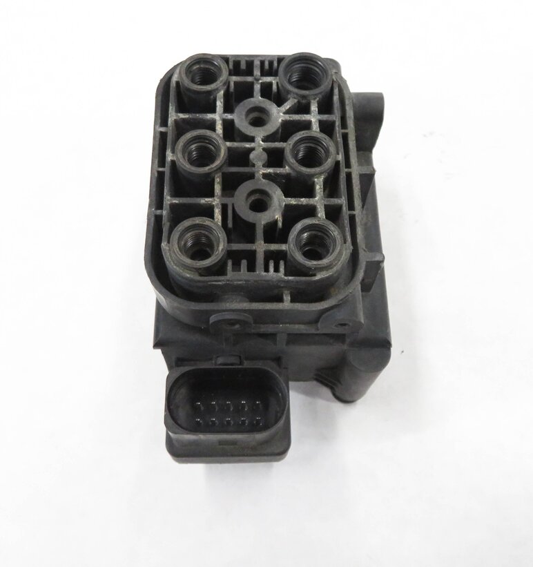 Thumbnail 3: 2007 MERCEDES GL450 (X164) AIR SUSPENSION PRESSURE RELIEF VALVE BLOCK