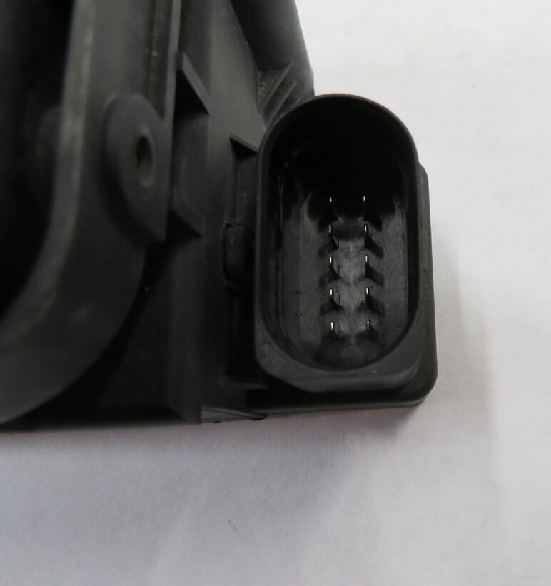 Thumbnail 6: 2007 MERCEDES GL450 (X164) AIR SUSPENSION PRESSURE RELIEF VALVE BLOCK