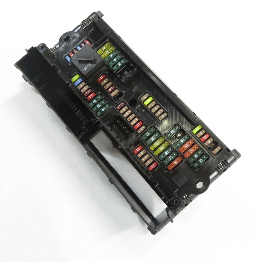 2011 BMW ACTIVE HYBRID 7 (F04) FRONT POWER DISTRIBUTION RELAY FUSE BOX