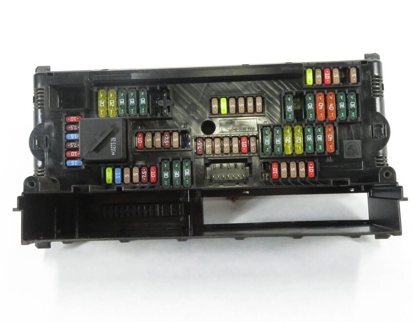 Thumbnail 2: 2011 BMW ACTIVE HYBRID 7 (F04) FRONT POWER DISTRIBUTION RELAY FUSE BOX