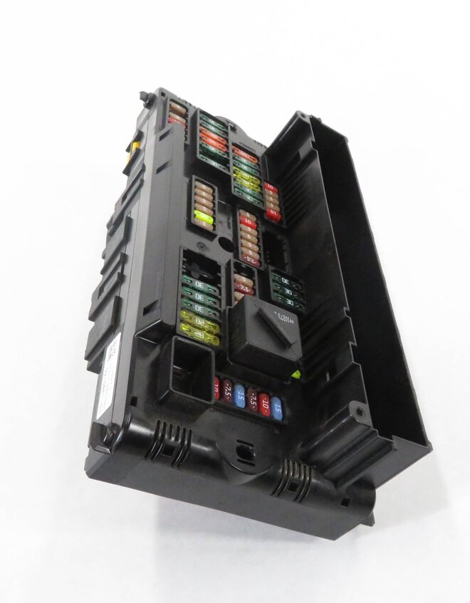 Thumbnail 3: 2011 BMW ACTIVE HYBRID 7 (F04) FRONT POWER DISTRIBUTION RELAY FUSE BOX
