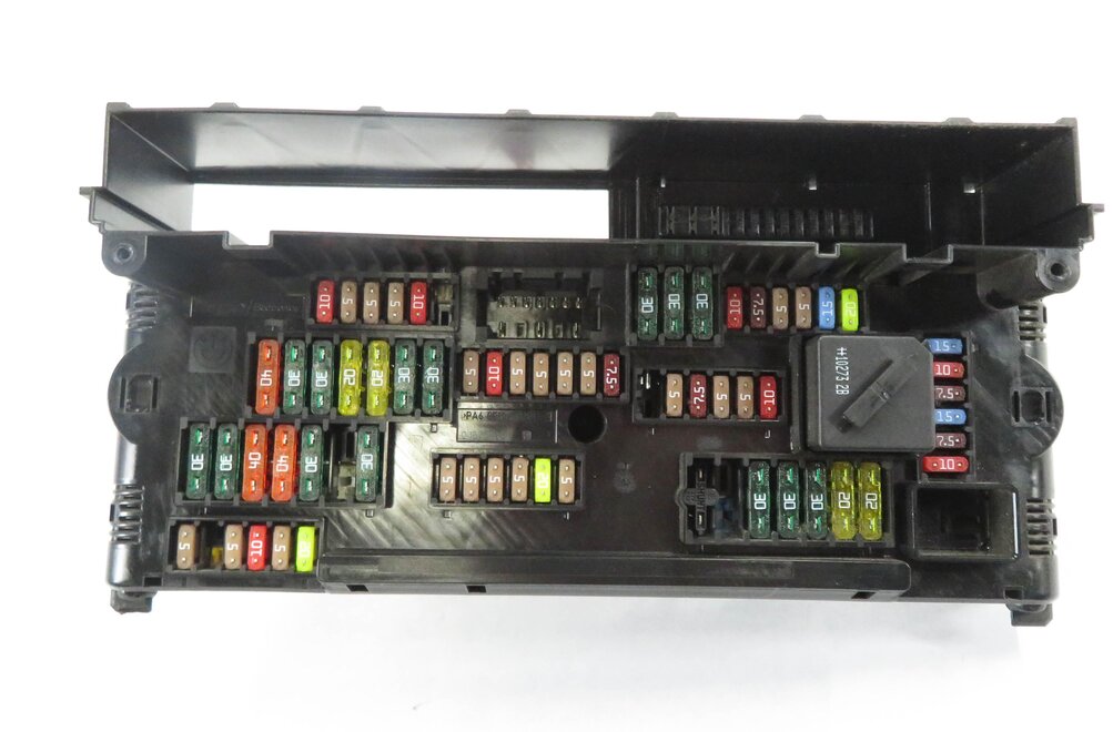 Thumbnail 4: 2011 BMW ACTIVE HYBRID 7 (F04) FRONT POWER DISTRIBUTION RELAY FUSE BOX