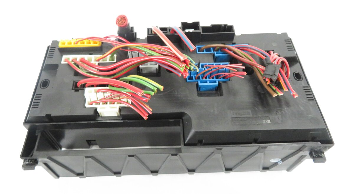 Thumbnail 5: 2011 BMW ACTIVE HYBRID 7 (F04) FRONT POWER DISTRIBUTION RELAY FUSE BOX