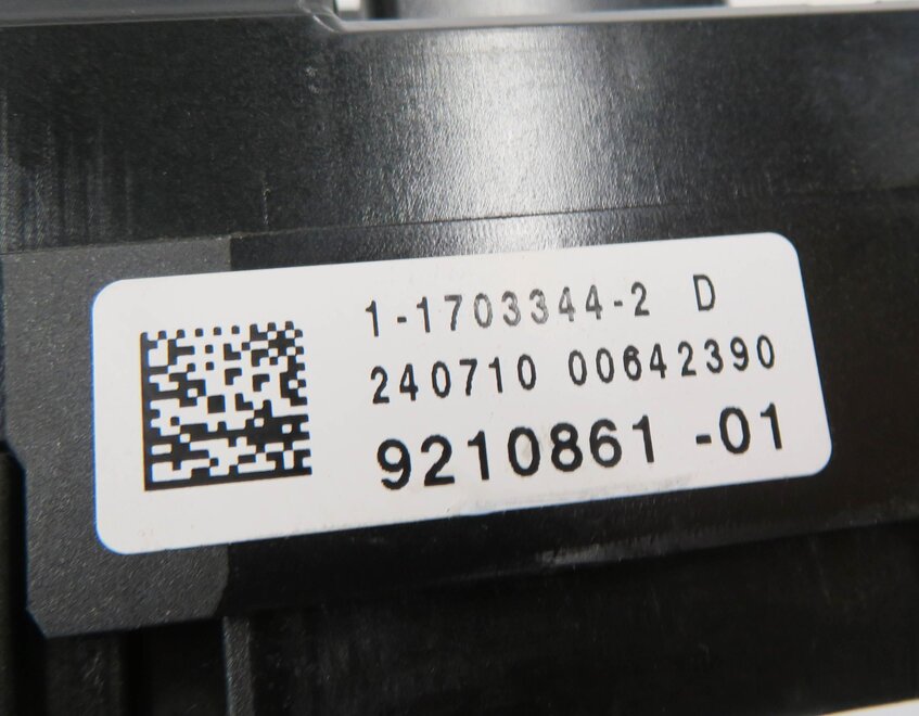 Thumbnail 6: 2011 BMW ACTIVE HYBRID 7 (F04) FRONT POWER DISTRIBUTION RELAY FUSE BOX