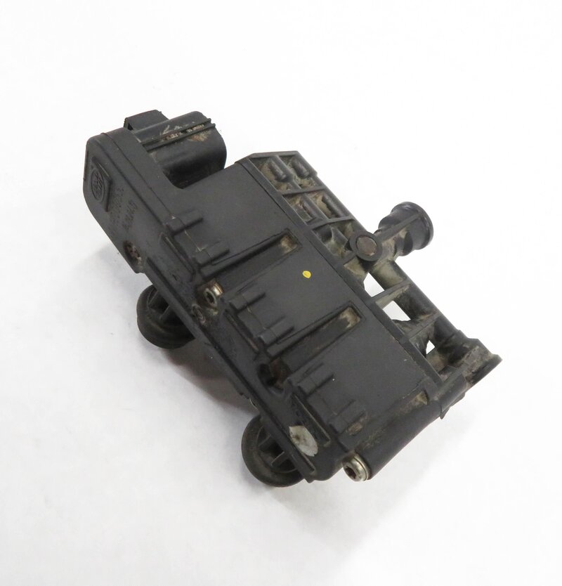2013 LAND ROVER LR4 - LEFT REAR AIR SUSPENSION PRESSURE RELIEF VALVE BLOCK