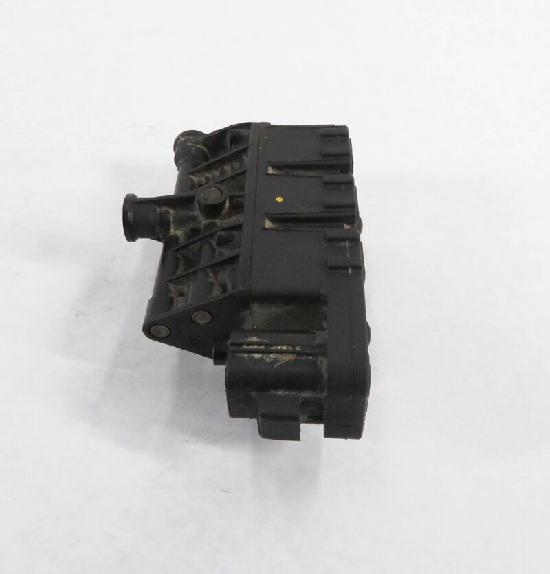 Thumbnail 3: 2013 LAND ROVER LR4 - LEFT REAR AIR SUSPENSION PRESSURE RELIEF VALVE BLOCK