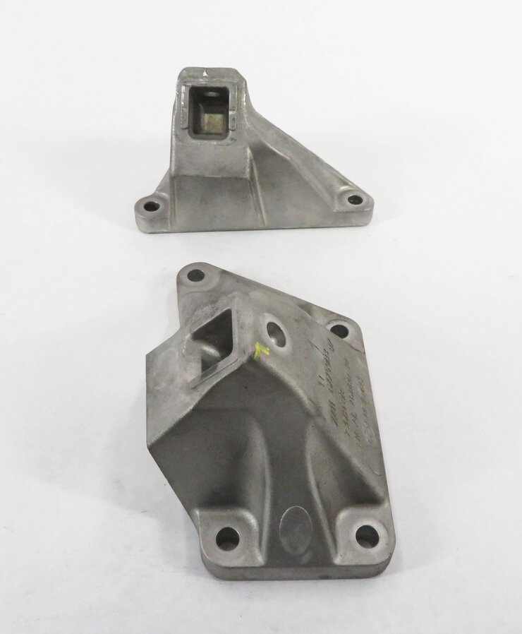 Thumbnail 3: 2009 BMW 750i (F01) 4.4L N63 TWIN TURBO - LEFT & RIGHT ENGINE BRACKET SET-2