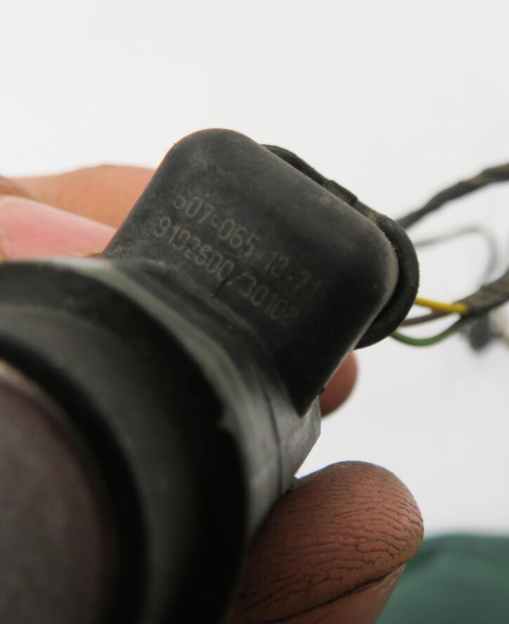 Thumbnail 6: 2009 BMW 750i (F01) REAR PDC PARK DISTANCE SENSOR SET-4 w/ HARNESS (SILVER A72)