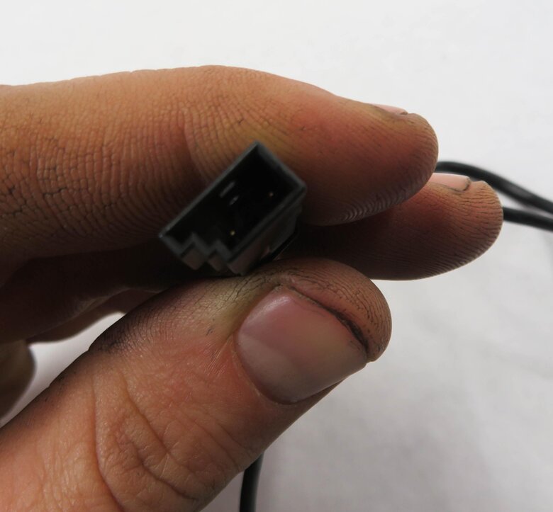 Thumbnail 7: 2009 BMW 750i (F01) LEFT REAR SEATBELT BUCKLE RECEIVER (BLACK)