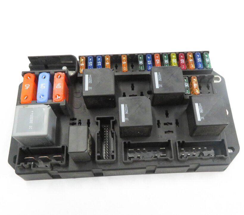 Thumbnail 2: 2011 RANGE ROVER (L322) REAR INTERIOR RELAY POWER JUNCTION FUSE BOX