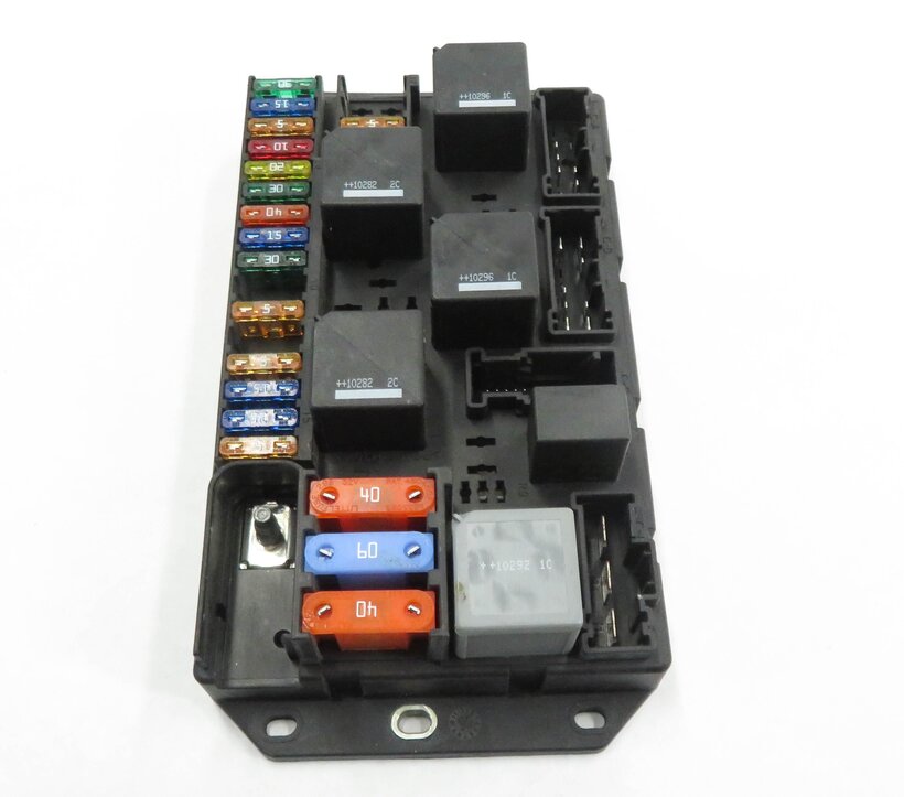 Thumbnail 3: 2011 RANGE ROVER (L322) REAR INTERIOR RELAY POWER JUNCTION FUSE BOX