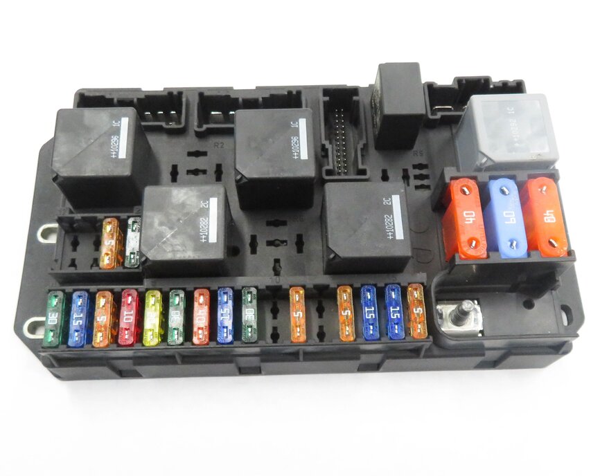 Thumbnail 4: 2011 RANGE ROVER (L322) REAR INTERIOR RELAY POWER JUNCTION FUSE BOX