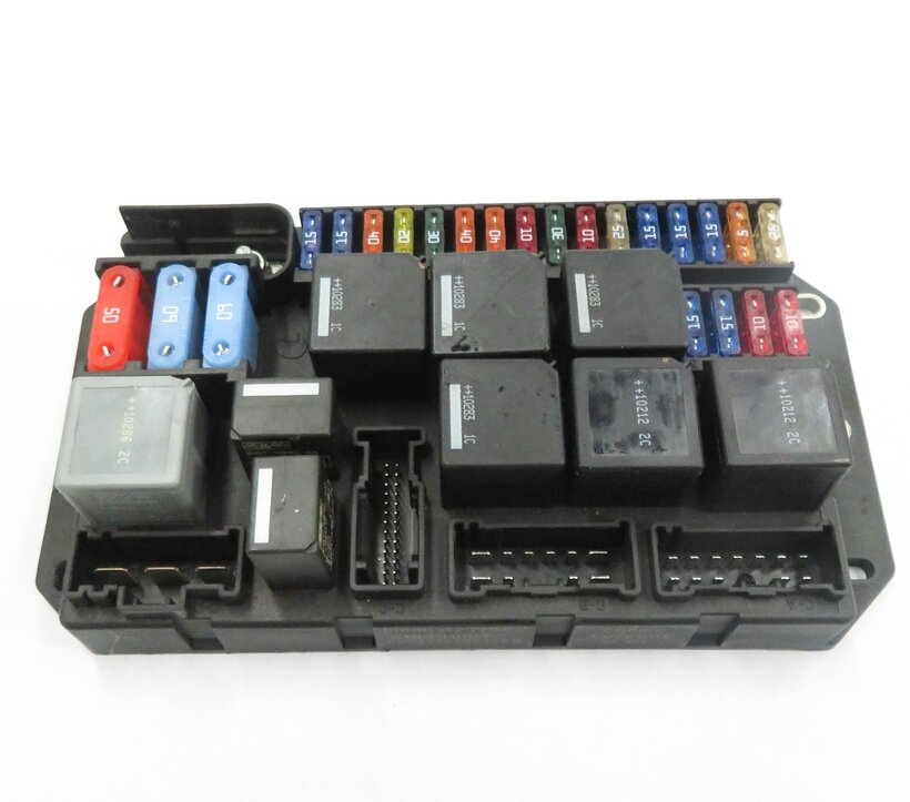 Thumbnail 2: 2010-2012 RANGE ROVER (L322) 5.0L SUPERCHARGED ENGINE POWER JUNCTION FUSE BOX