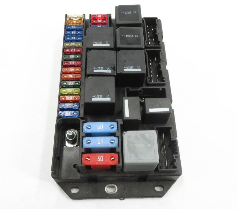Thumbnail 3: 2010-2012 RANGE ROVER (L322) 5.0L SUPERCHARGED ENGINE POWER JUNCTION FUSE BOX