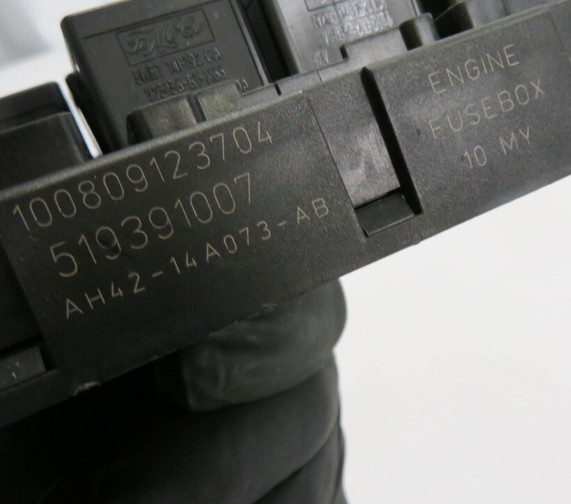 Thumbnail 6: 2010-2012 RANGE ROVER (L322) 5.0L SUPERCHARGED ENGINE POWER JUNCTION FUSE BOX
