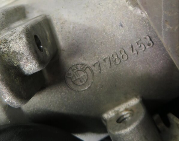 Thumbnail 7: 2011 BMW X5 (E70) 3.0L M57Y TURBO DIESEL ENGINE MOTOR OIL FLUID FILTER HOUSING